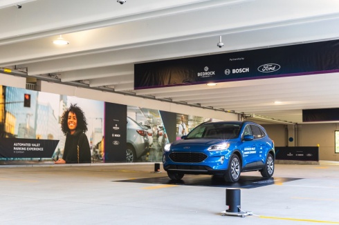 Ford en Bosch onderzoeken geautomatiseerde voertuigtechnologie om parkeren makkelijker te maken