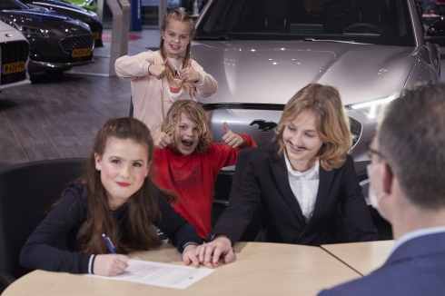 Nieuwe auto kopen of leasen? Kinderen vinden er wat van!