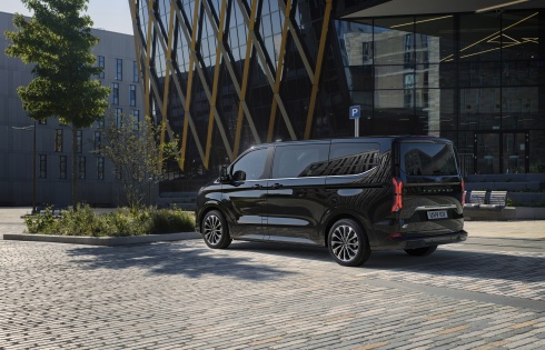 Ford Pro onthult volledig elektrische E-Tourneo Custom met toonaangevende ruimte, prestaties, luxe en technologie