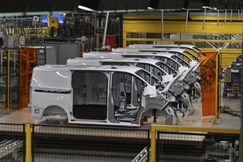 Zonne-energie en AI helpen bij productie nieuwe Ford Transit Custom in 'fabriek van de toekomst' 